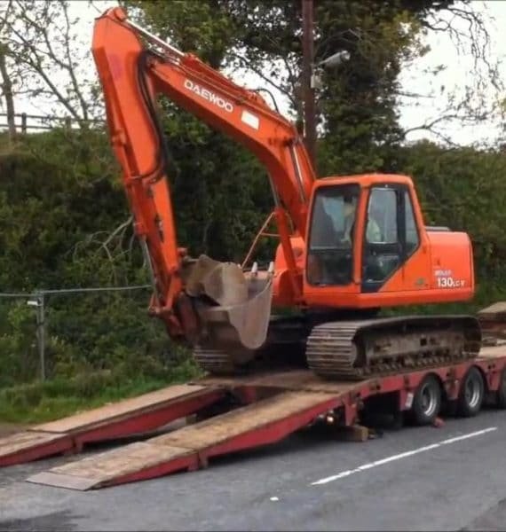 Caminhão Com Semireboque Prancha 12 Metros De Comprimento Para Transporte de Até 22 Ton