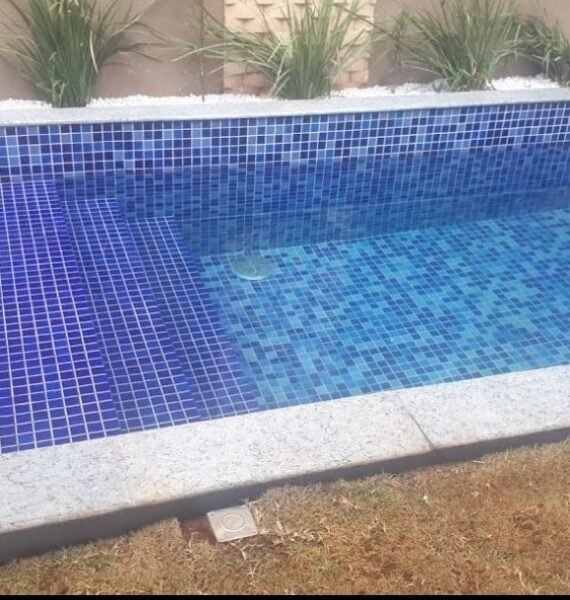 Construção de Piscina Com Estrutura Em Concreto Armado e Revestimento Cerâmico Profundidade Até 1,60 m (Material e Mão de Obra)