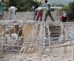 Demolição Manual de Construção com Estrutura de Concreto Armado